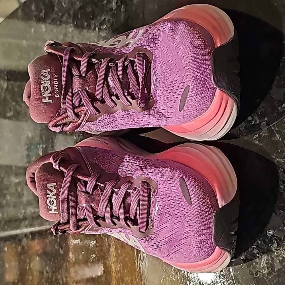 Hoka bondi 8 in beautyberry/grape wine